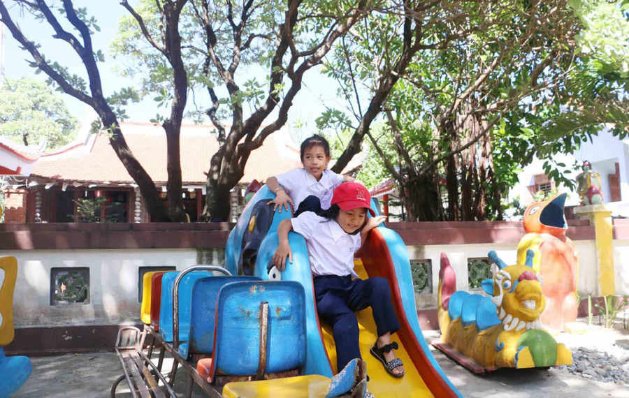 Học sinh ở trường ngày luôn được các cấp, ngành quan tâm hỗ trợ về trang thiết bị, cơ sở vật chất và đồ dùng học tập. Ảnh: Quang Tấn