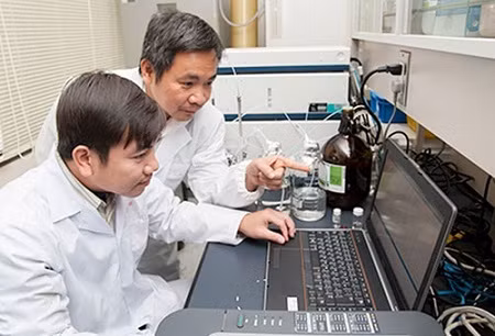 PGS. Trần Đăng Xuân cùng đồng nghiệp tại Phòng thí nghiệm sinh lý, thực vật và hóa sinh. Ảnh: Đại học Hiroshima