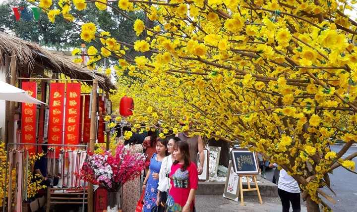  Phố Ông Đồ còn kết hợp với phiên chợ Tết Kỷ Hợi, trưng bày nhiều món lưu niệm...