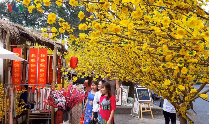  Phố Ông Đồ còn kết hợp với phiên chợ Tết Kỷ Hợi, trưng bày nhiều món lưu niệm...