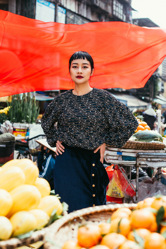 Để thực hiện những shot hình này, NTK Huyền Phạm đã thiết kế riêng một collection theo style của Phí Linh. Stylist Hà Lyna phải lục lại lại tư liệu Tết xưa và các địa điểm nổi tiếng như cầu Long Biên, góc phố Hàng Bông... Những góc chụp đặc trưng Hà Nội được lựa chọn kết hợp với tông màu trầm của trang phục. Để thực hiện những shot hình này, NTK Huyền Phạm đã thiết kế riêng một collection theo style của Phí Linh. Stylist Hà Lyna phải lục lại lại tư liệu Tết xưa và các địa điểm nổi tiếng như cầu Long Biên, góc phố Hàng Bông... Những góc chụp đặc trưng Hà Nội được lựa chọn kết hợp với tông màu trầm của trang phục.