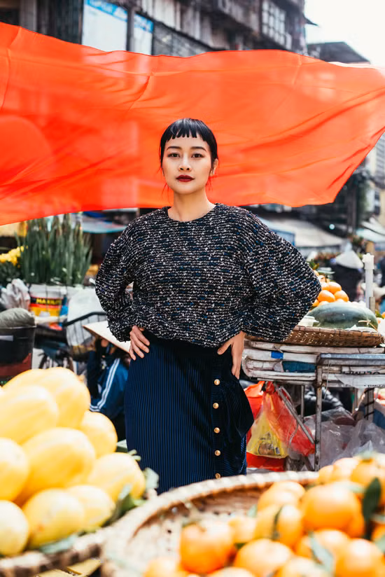  Để thực hiện những shot hình này, NTK Huyền Phạm đã thiết kế riêng một collection theo style của Phí Linh. Stylist Hà Lyna phải lục lại lại tư liệu Tết xưa và các địa điểm nổi tiếng như cầu Long Biên, góc phố Hàng Bông... Những góc chụp đặc trưng Hà Nội được lựa chọn kết hợp với tông màu trầm của trang phục.