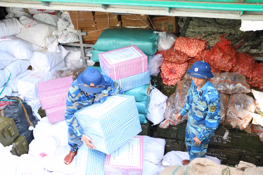 Khẩn trương chuẩn bị đi chúc Tết Trường Sa ảnh 6