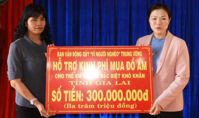Ủy ban Trung ương MTTQ Việt Nam trao 300 triệu đồng mua đồ ấm cho trẻ em các xã đặc biệt khó khăn .Ảnh: Thanh Nhật