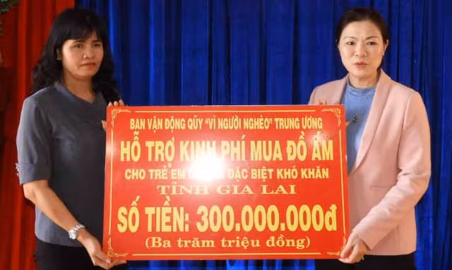 Ủy ban Trung ương MTTQ Việt Nam trao 300 triệu đồng mua đồ ấm cho trẻ em các xã đặc biệt khó khăn .Ảnh: Thanh Nhật