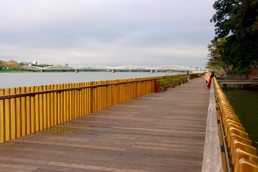 Hai bên tuyến đường là hệ thống lan can bảo vệ được làm từ những thanh đồng vàng bóng. Những lúc ánh nắng chiếu vào các thanh đồng sáng bóng rọi xuống dòng sông Hương thơ mộng.