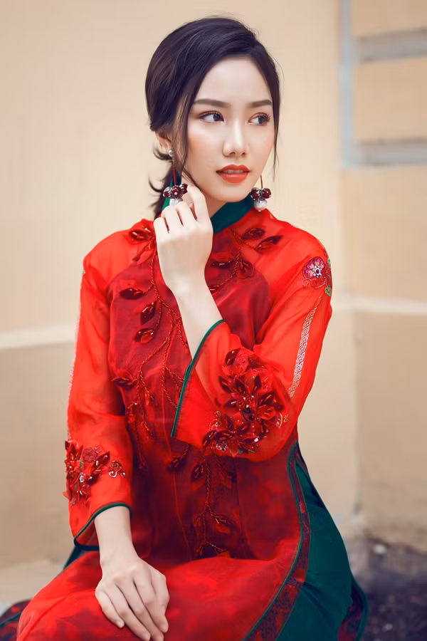 Nhà thiết kế Trần Thiện Khánh trình làng các thiết kế áo dài đón Tết Kỷ Hợi.