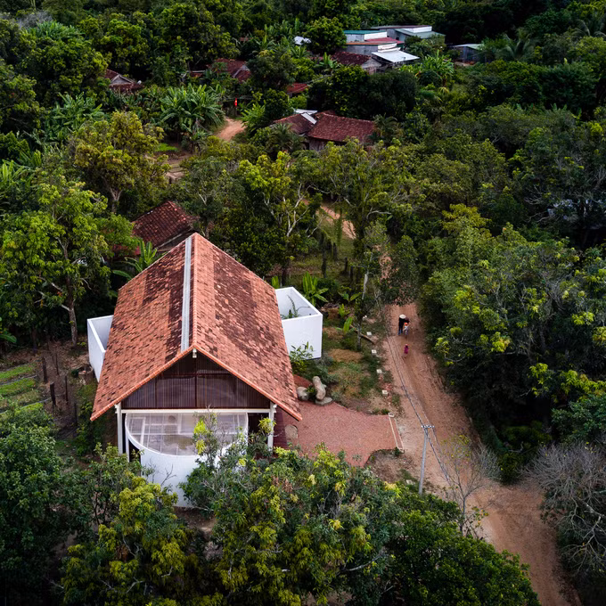  Ngôi nhà xây một tầng, nằm trên mảnh đất rộng khoảng 700 m2, vừa hoàn thành trong năm 2018, được đồng loạt cả hai trang kiến trúc nổi tiếng thế giới Archdaily và DesignBoom giới thiệu vào những ngày đầu năm 2019.