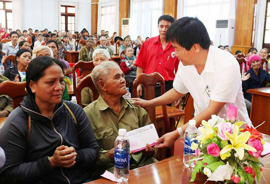  Lãnh đạo huyện Đức Cơ thăm hỏi, động viên các hộ gia đình đến nhận quà. Ảnh: C.H