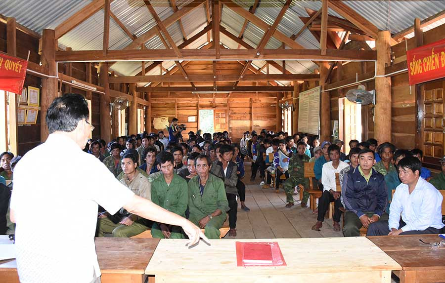 Tuyên truyền chính sách chi trả dịch vụ môi trường rừng cho người dân xã Kon Pne, huyện Kbang. Ảnh: Minh Nguyễn Tuyên truyền chính sách chi trả dịch vụ môi trường rừng cho người dân xã Kon Pne, huyện Kbang. Ảnh: Minh Nguyễn