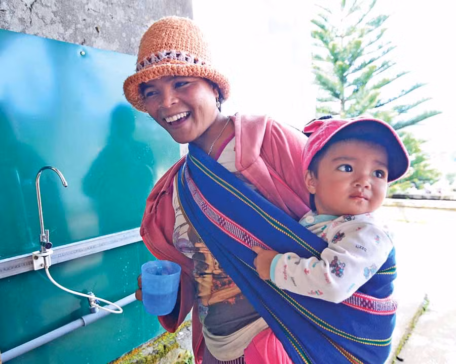  Niềm vui của đồng bào Tây Nguyên khi có nước sạch-công trình được thực hiện bởi những tấm lòng thiện nguyện. Ảnh: N.B