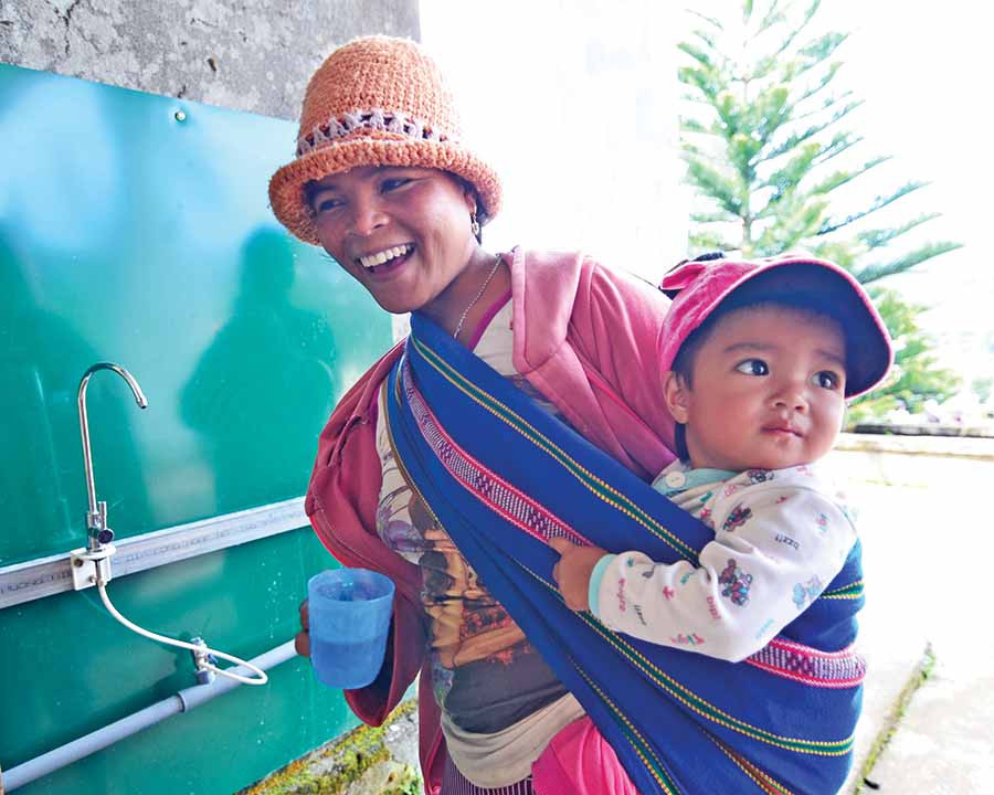  Niềm vui của đồng bào Tây Nguyên khi có nước sạch-công trình được thực hiện bởi những tấm lòng thiện nguyện. Ảnh: N.B