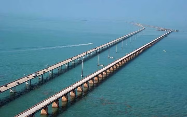 Cây cầu 7 dặm, Florida, Mỹ - Bạn có thể thấy dòng xe cộ đang lưu thông trên cây cầu 7 dặm mới. Cây cầu thứ nhất đã ngừng hoạt động vì quá sát mép nước và không cho phép tàu thuyền qua lại. Trông cây cầu có vẻ không đáng sợ, nhưng bạn hãy tưởng tượng cản lái xe qua đây khi bão liên tiếp đổ bộ vào Florida.