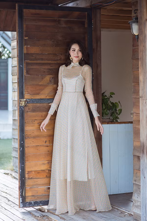  Chất liệu vải xuyên thấu, vải trong suốt được kết hợp một cách tinh tế để tạo độ gợi cảm nhưng vẫn không làm mất đi nét thanh lịch cho mẫu trang phục.