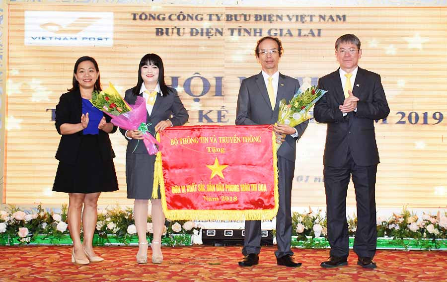 Bưu điện tỉnh Gia Lai được Bộ Thông tin và Truyền thông tặng cờ thi đua đơn vị dẫn đầu phong trào thi đua năm 2018. Ảnh: Trần Dung  Bưu điện tỉnh Gia Lai được Bộ Thông tin và Truyền thông tặng cờ thi đua đơn vị dẫn đầu phong trào thi đua năm 2018. Ảnh: Trần Dung