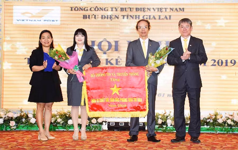  Bưu điện tỉnh Gia Lai được Bộ Thông tin và Truyền thông tặng cờ thi đua đơn vị dẫn đầu phong trào thi đua năm 2018. Ảnh: Trần Dung