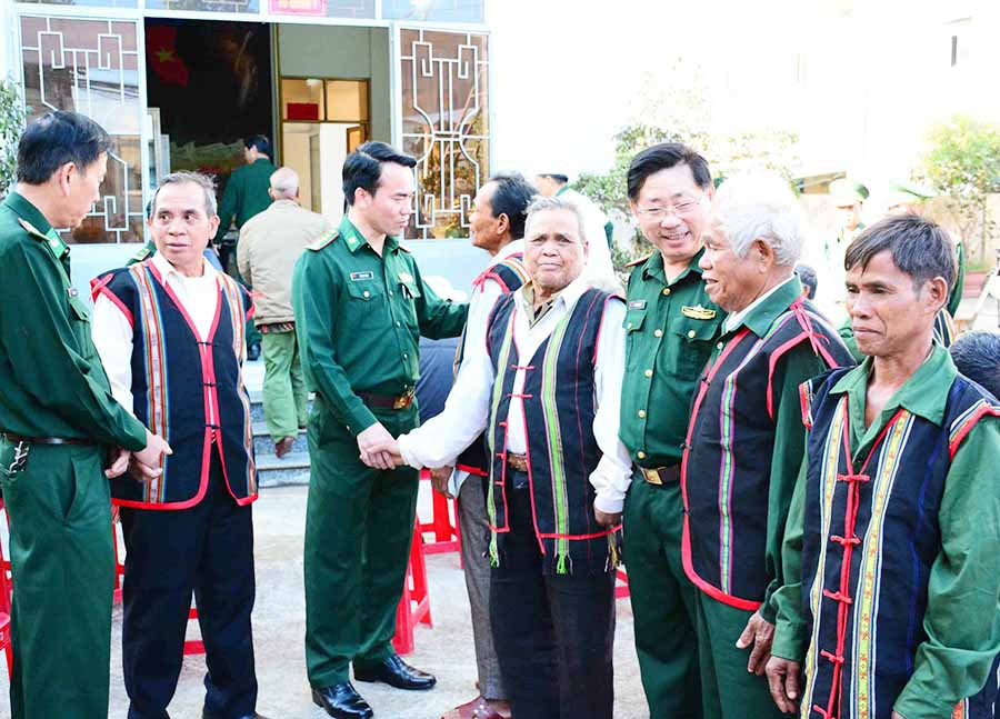  Lãnh đạo Bộ đội Biên phòng tỉnh trao đổi kinh nghiệm tham gia bảo vệ đường biên cột mốc với các già làng. Ảnh: L.Q