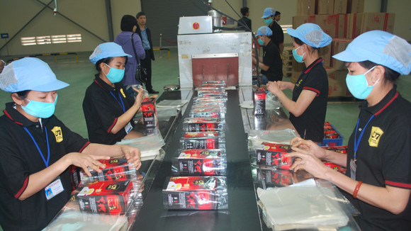 Nhà nước cần trực tiếp tham gia để chương trình hợp tác công-tư trong ngành hàng cà phê có hiệu quả, đó là tổ chức khâu chế biến, xuất cà phê rang xay chứ không xuất cà phê thô. (ảnh nguồn internet) Nhà nước cần trực tiếp tham gia để chương trình hợp tác công-tư trong ngành hàng cà phê có hiệu quả, đó là tổ chức khâu chế biến, xuất cà phê rang xay chứ không xuất cà phê thô. (ảnh nguồn internet)