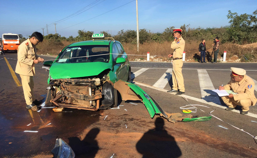 Chiếc xe taxi bị vỡ nát phần đầu. Ảnh: Văn Ngọc