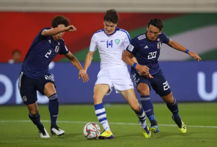  Shomurodov đi bóng giữa các cầu thủ Nhật Bản. Ảnh: AFC.