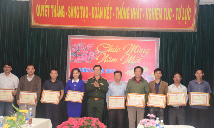 Tặng bằng khen cho các phóng viên. Ảnh: Thiên Thanh