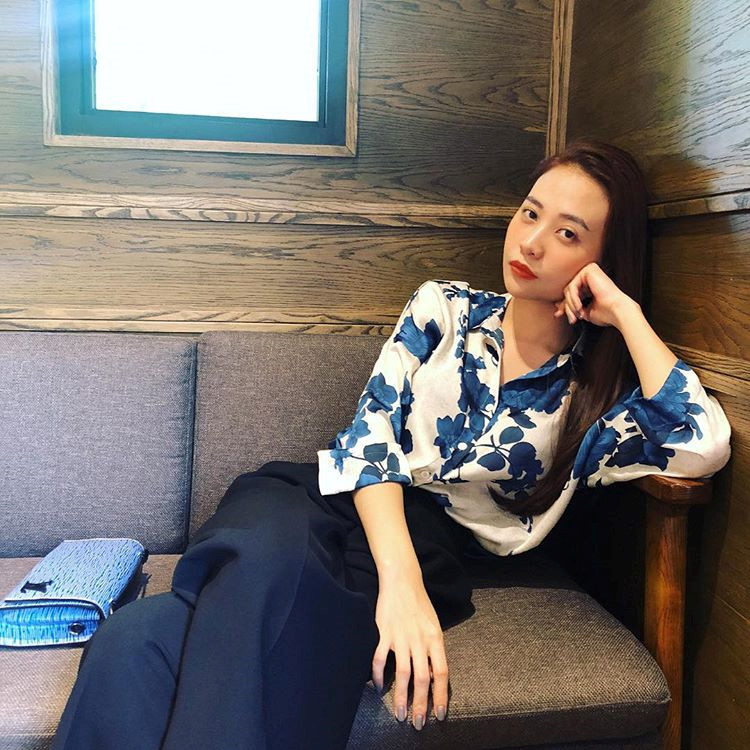 Cũng giống các người đẹp khác trong showbiz, Đàm Thu Trang sở hữu những mẫu túi, clutch đến từ các nhà mốt danh tiếng như Chanel, LV, Dior... Tùy từng set đồ, cô sẽ chọn cho mình mẫu phụ kiện phù hợp nhất - có thể đồng điệu tông màu với trang phục hoặc chỉ đơn giản là tạo điểm nhấn. Cũng giống các người đẹp khác trong showbiz, Đàm Thu Trang sở hữu những mẫu túi, clutch đến từ các nhà mốt danh tiếng như Chanel, LV, Dior... Tùy từng set đồ, cô sẽ chọn cho mình mẫu phụ kiện phù hợp nhất - có thể đồng điệu tông màu với trang phục hoặc chỉ đơn giản là tạo điểm nhấn.