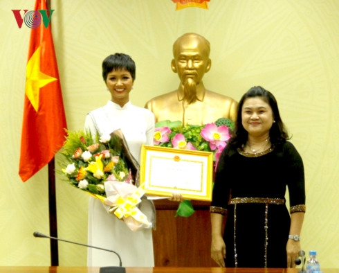Lãnh đạo UBND tỉnh Đắk Lắk trao bằng khen cho hoa hậu.