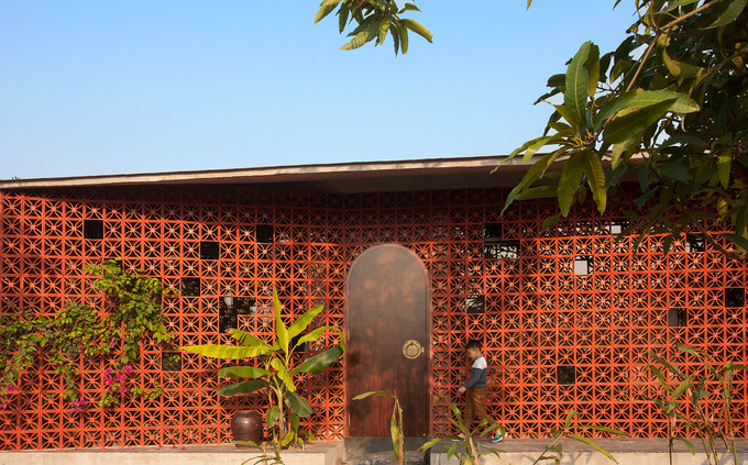 Con trai trưởng thành, định cư ở thành phố muốn xây một ngôi nhà cho mẹ sau khi cha mất. Ngôi nhà giống như một chốn để người con quay trở về tuổi thơ, với lối sống của một gia đình truyền thống, trong một không gian hiện đại. Con trai trưởng thành, định cư ở thành phố muốn xây một ngôi nhà cho mẹ sau khi cha mất. Ngôi nhà giống như một chốn để người con quay trở về tuổi thơ, với lối sống của một gia đình truyền thống, trong một không gian hiện đại.