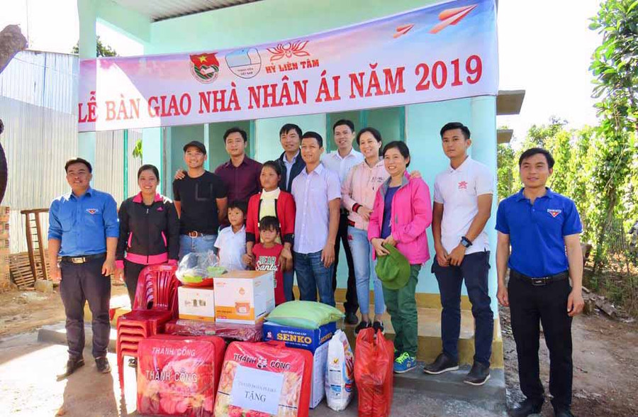 Bàn giao nhà nhân ái cho chị Kpă Khuynh, xã Tân Sơn, TP.Pleiku. Ảnh: Phan Lài