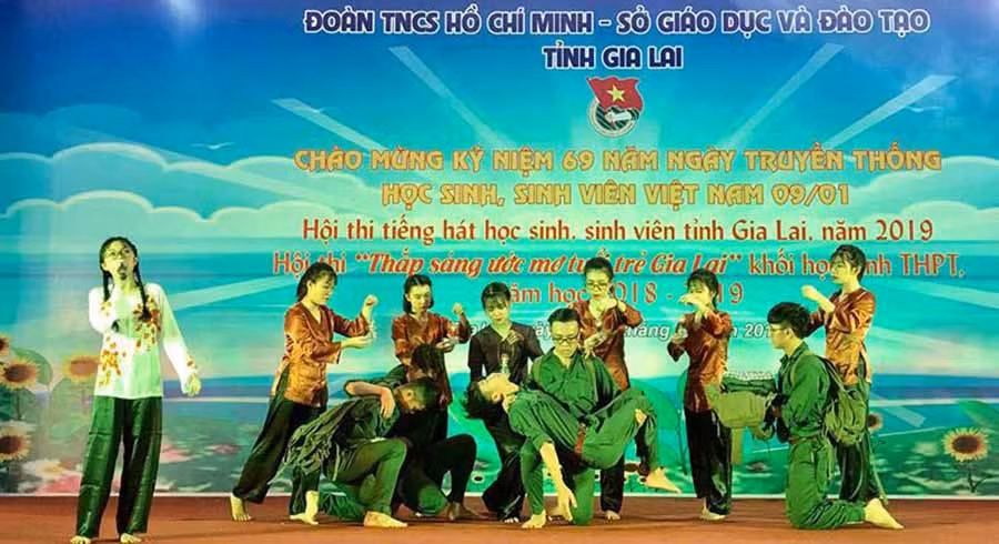 Tiết mục dự thi của Trường THPT Phan Bội Châu. Ảnh: Phan Lài