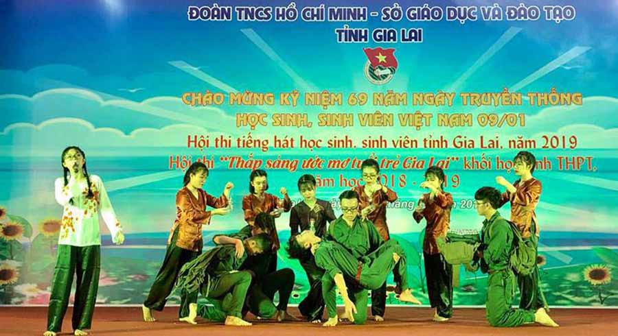 Tiết mục dự thi của Trường THPT Phan Bội Châu. Ảnh: Phan Lài Tiết mục dự thi của Trường THPT Phan Bội Châu. Ảnh: Phan Lài