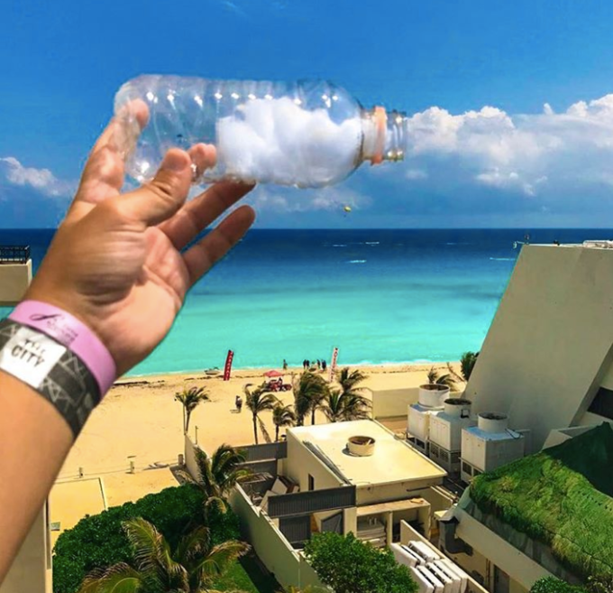 Với background là nền trời xanh, điểm xuyết thêm đám mây trắng, bạn có thể bắt bước chụp tấm ảnh thú vị này chỉ với một chiếc chai nhựa. Shot hình nhìn sẽ ma mị như được can thiệp bằng Photoshop vậy.