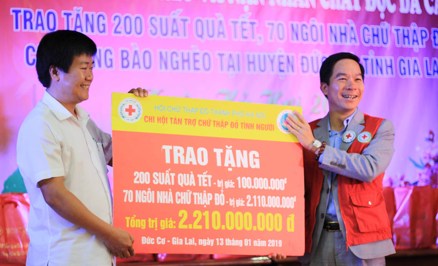 Ông Trần Ngọc Phận-PCT UBND huyện Đức Cơ đại diện lãnh đạo huyện Đức Cơ nhận quà từ Chi hội Tán trợ Chữ thập đỏ Tình Người. Ảnh: Chí Hào