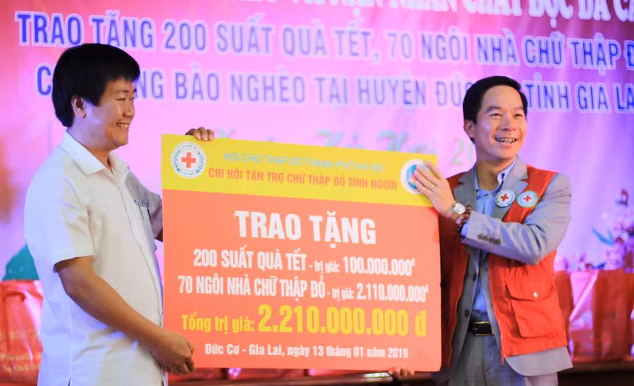 Ông Trần Ngọc Phận-PCT UBND huyện Đức Cơ đại diện lãnh đạo huyện Đức Cơ nhận quà từ Chi hội Tán trợ Chữ thập đỏ Tình Người. Ảnh: Chí Hào