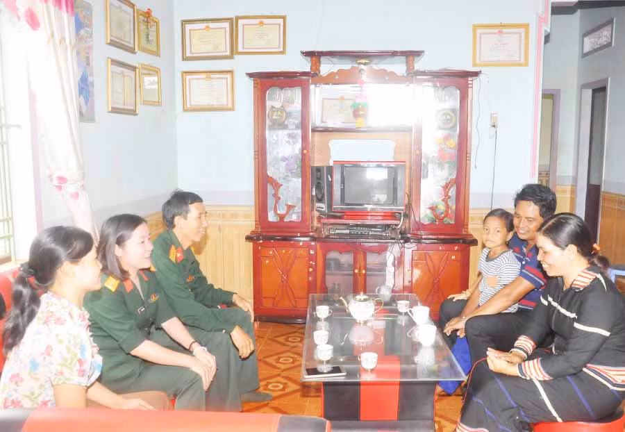  Chị Rơ Lan H'Phil (bìa phải) trò chuyện cùng cán bộ Đội 9, Công ty 75. Ảnh: H.H