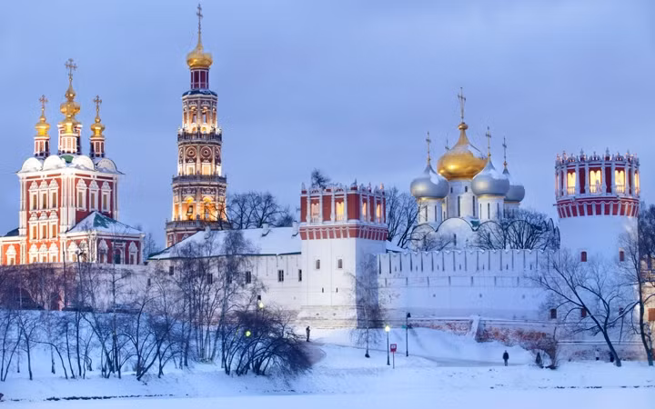 Vẻ đẹp lãng mạn trong mùa đông của tu viện Novodevichy. Được xây dựng từ năm 1524, tu viện Novodevichy gồm 14 tòa nhà, được bao bọc ba mặt bởi sông Moscow. (ảnh: Lori/Legion-Media).