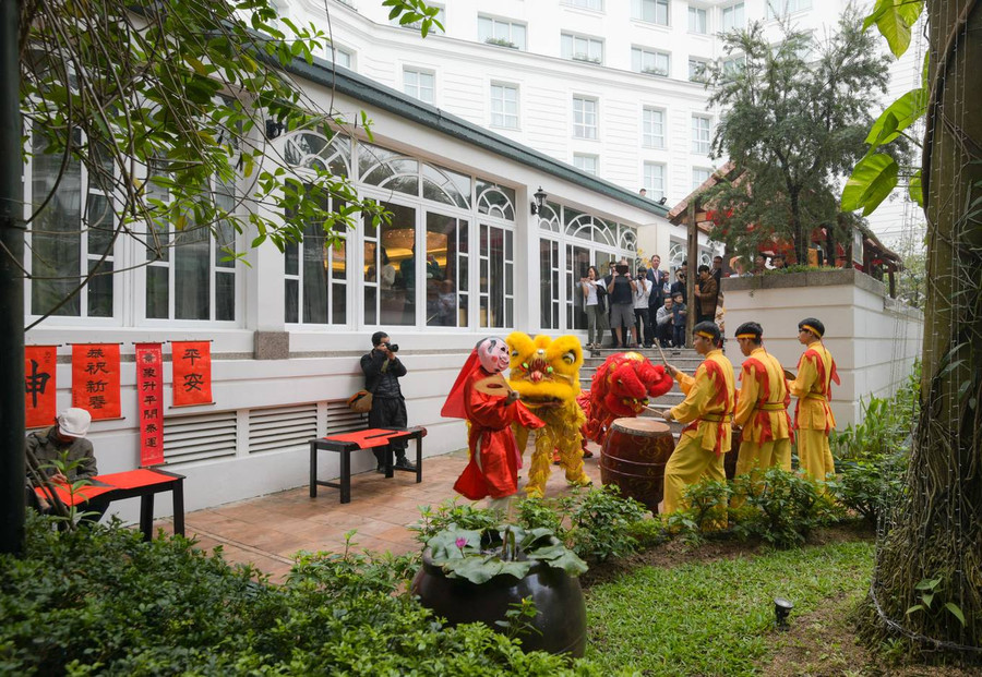  Sau khi đi xuyên qua một loạt gian hàng, khách sẽ bắt gặp một con đường nhỏ dẫn lên khoảng sân chính. Tại khu vực này, những hoạt động cổ truyền ngày Tết được tái hiện với ông đồ cho chữ, nghệ nhân nặn tò he...