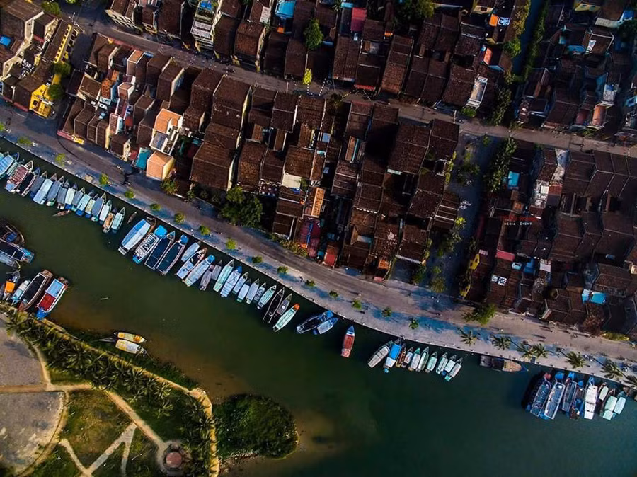  Trên bến dưới thuyền