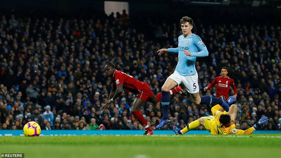 Liverpool (áo đỏ) có cơ hội nguy hiểm trước trong hiệp 1. (Ảnh: Reuters)  Liverpool (áo đỏ) có cơ hội nguy hiểm trước trong hiệp 1. (Ảnh: Reuters)