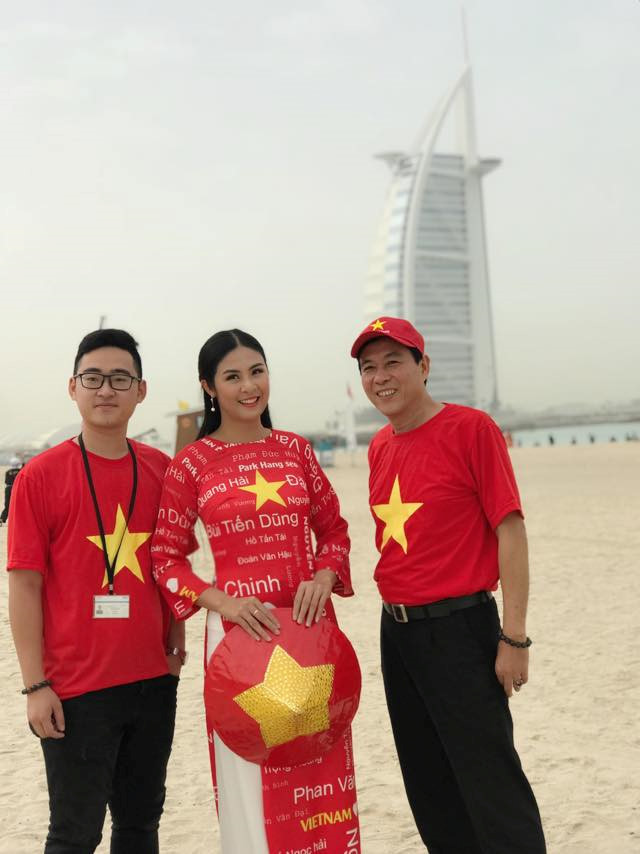 Ngọc Hân hào hứng trong lần đầu ra sân trực tiếp cổ vũ tuyển Việt Nam. Ảnh: NVCC.  Ngọc Hân hào hứng trong lần đầu ra sân trực tiếp cổ vũ tuyển Việt Nam. Ảnh: NVCC.