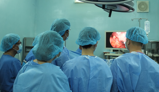 Các bác sĩ phẫu thuật nội soi gắp dị vật cho bệnh nhân. Ảnh bệnh viện cung cấp. Các bác sĩ phẫu thuật nội soi gắp dị vật cho bệnh nhân. Ảnh bệnh viện cung cấp.