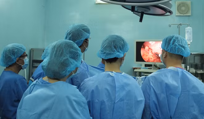 Các bác sĩ phẫu thuật nội soi gắp dị vật cho bệnh nhân. Ảnh bệnh viện cung cấp.