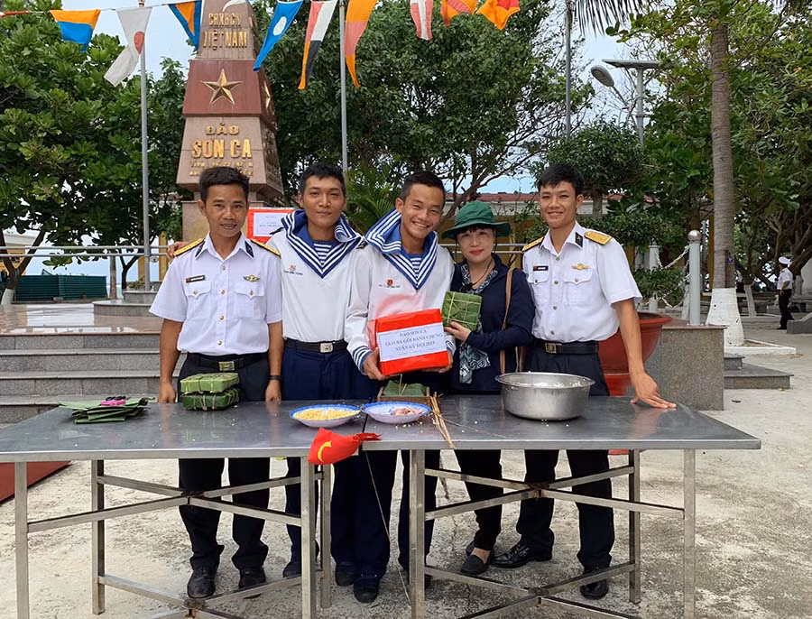  Tác giả chụp ảnh lưu niệm với các chiến sĩ trên đảo Sơn Ca. Ảnh: H.T.H