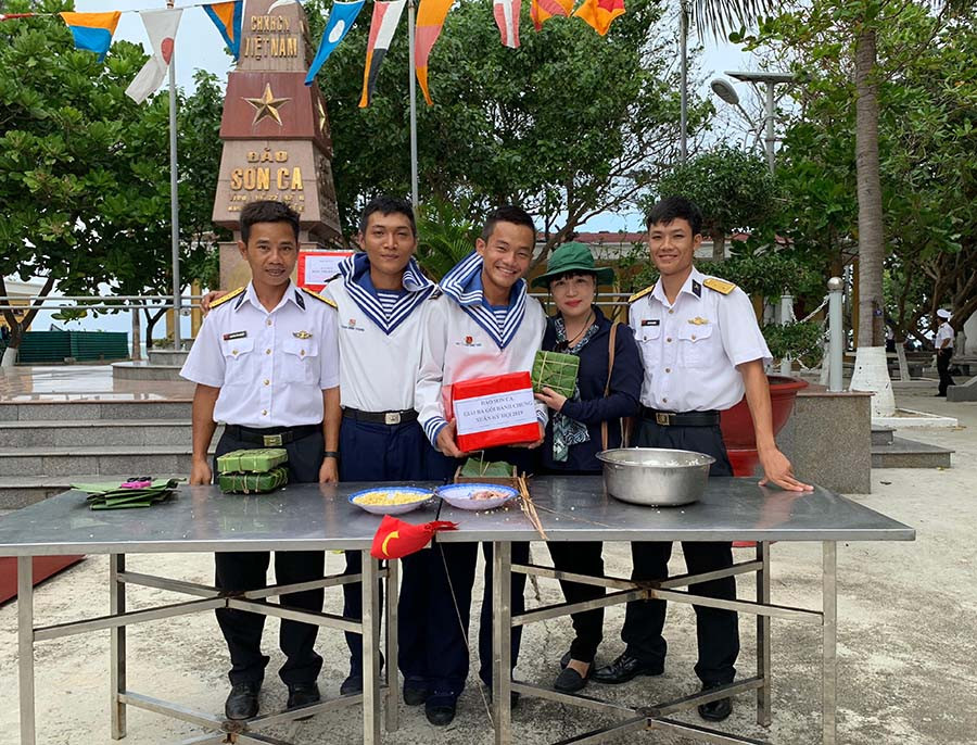 Tác giả chụp ảnh lưu niệm với các chiến sĩ trên đảo Sơn Ca. Ảnh: H.T.H Tác giả chụp ảnh lưu niệm với các chiến sĩ trên đảo Sơn Ca. Ảnh: H.T.H