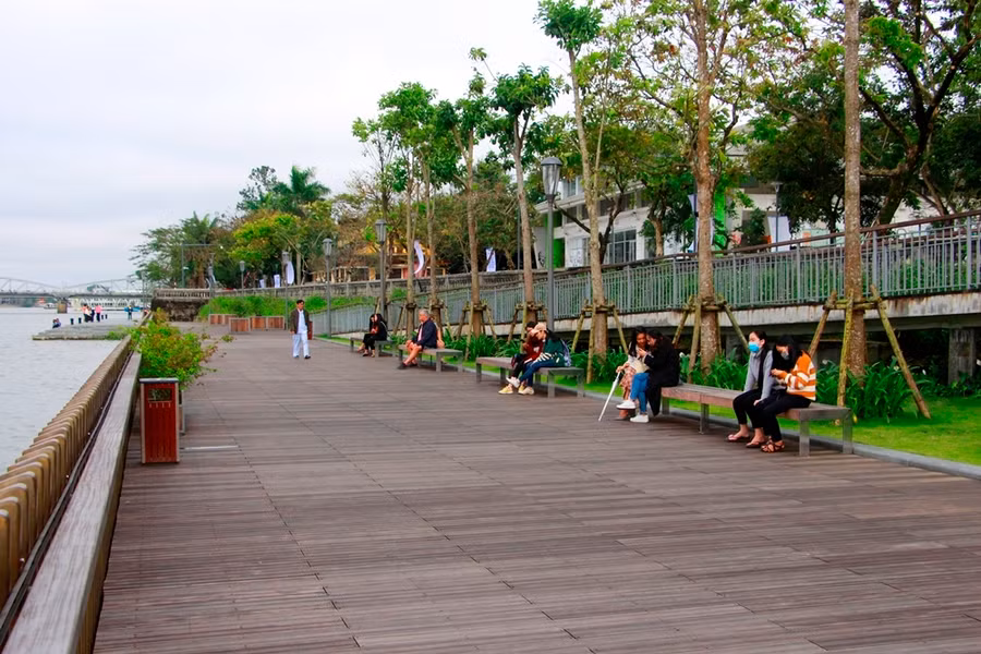  Trên cầu đi bộ thiết kế nhiều ghế ngồi để du khách và người dân dừng chân nghỉ ngơi ngắm dòng sông Hương.