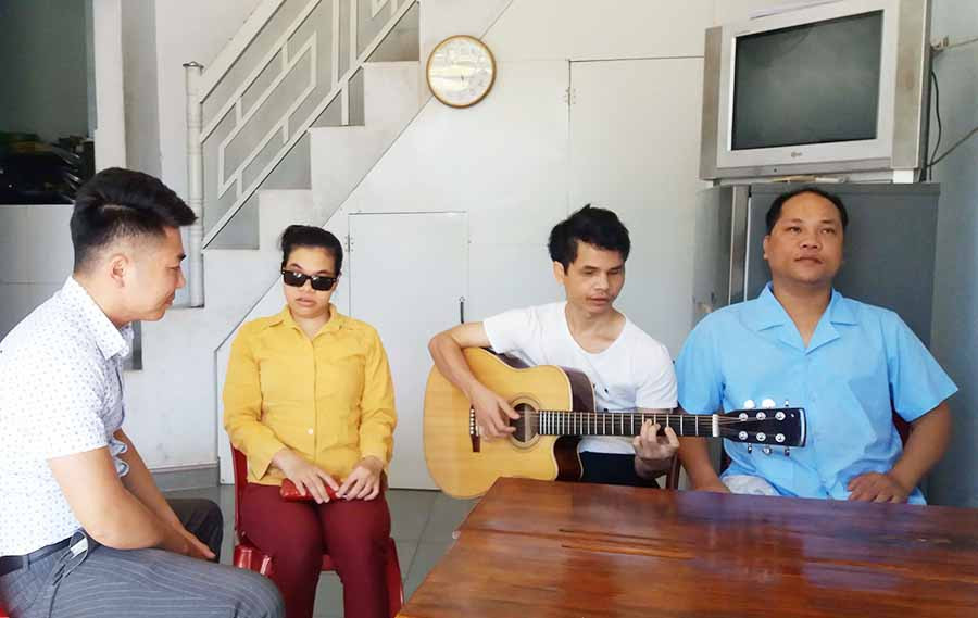 Các nhân viên cơ sở Xoa bóp-Bấm huyệt cổ truyền số 01 Nguyễn Du, TP. Pleiku trong giờ giải lao. Ảnh: N.N Các nhân viên cơ sở Xoa bóp-Bấm huyệt cổ truyền số 01 Nguyễn Du, TP. Pleiku trong giờ giải lao. Ảnh: N.N