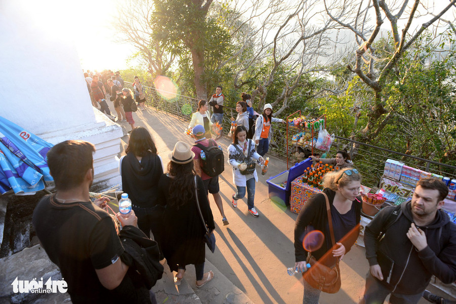 Nhiều du khách lên đỉnh từ sớm để có chỗ đẹp ngắm hoàng hôn - Ảnh: T.T,D.