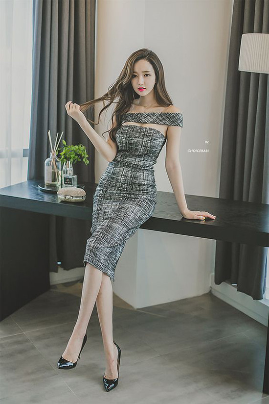 Váy liền thân có đường cắt may tỉ mỉ, tôn 3 vòng đầy đặn ở mùa này được thể hiện trên các chất liệu hợp mốt như vải tweed, bố, vải gấm...