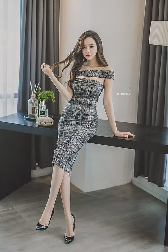 Váy liền thân có đường cắt may tỉ mỉ, tôn 3 vòng đầy đặn ở mùa này được thể hiện trên các chất liệu hợp mốt như vải tweed, bố, vải gấm...