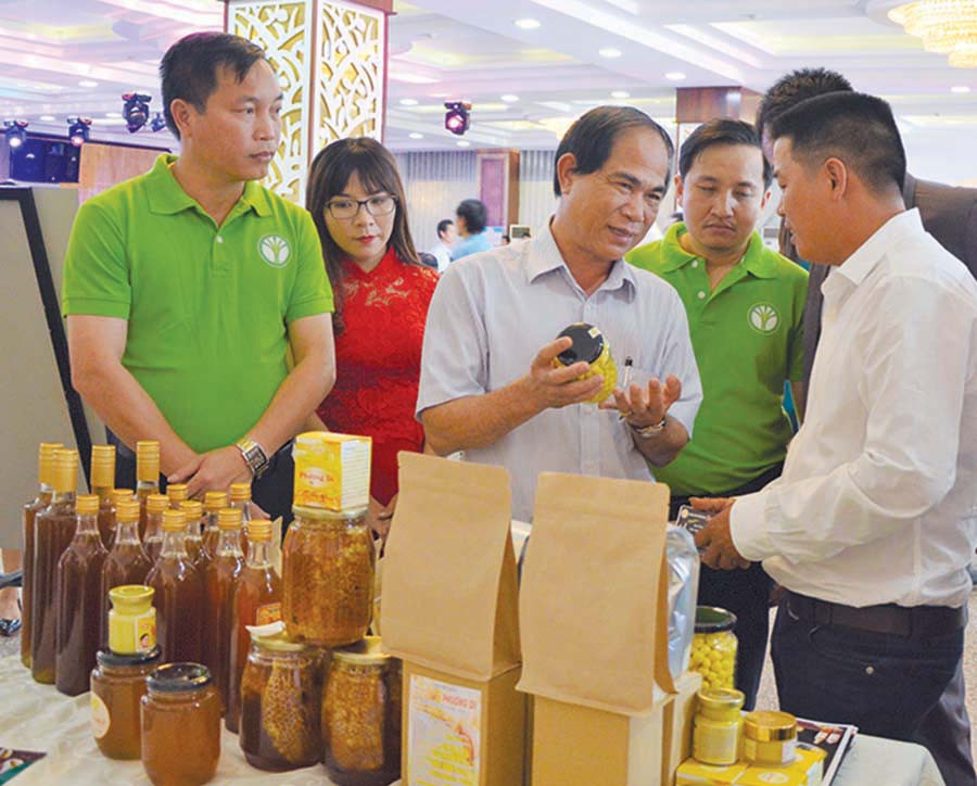  Chủ tịch UBND tỉnh Võ Ngọc Thành (thứ 3 từ trái sang) tại lễ ra mắt Câu lạc bộ Khởi nghiệp nông nghiệp (ngày 2-4-2018). Ảnh: H.D